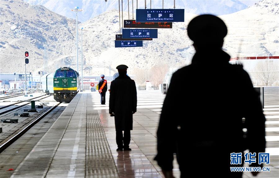拉萨火车站的工作人员迎接2016年首开从沈阳至拉萨的列车（2月3日摄）。新华社记者 张汝锋 摄 
